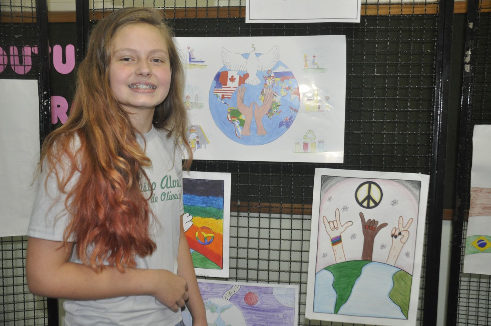 Além do Certificado Especial de Vencedora Local, a jovem recebeu um kit de brindes, uma bolsa de estudos de 25% do curso de inglês e uma bicicleta