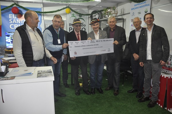 Prefeito recebeu cheque simbólico no valor de R$16,7 milhões 