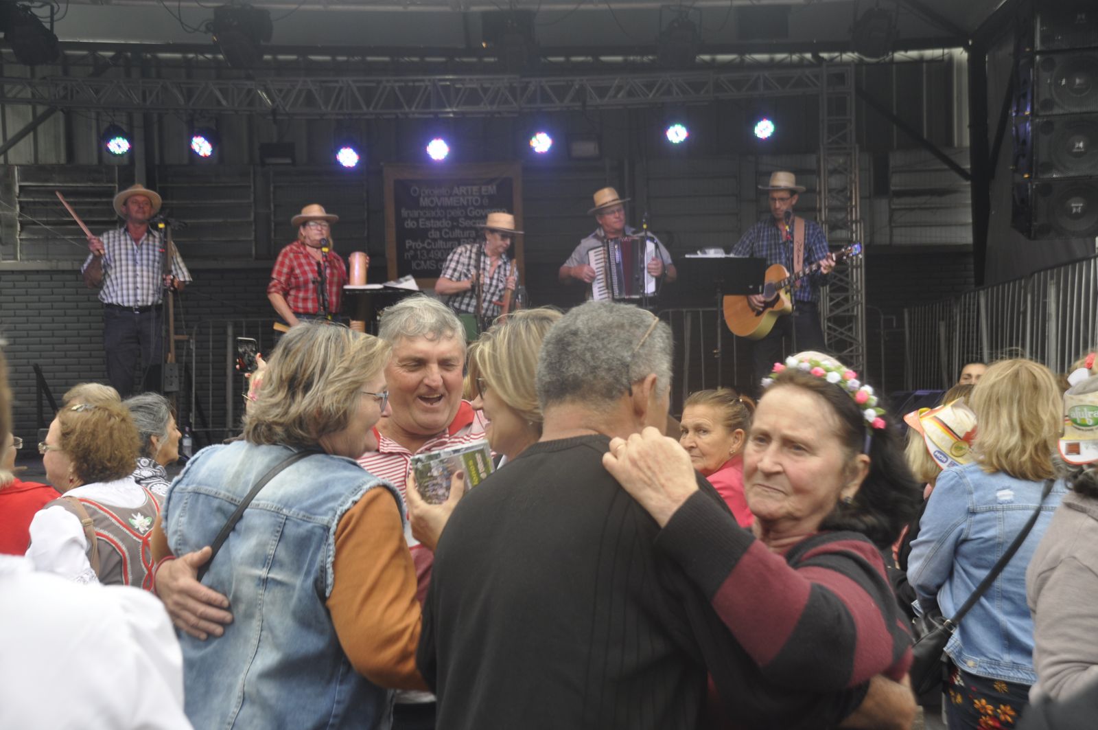 Banda Os Colonos animou o Palco LIC com a terceira idade dançando