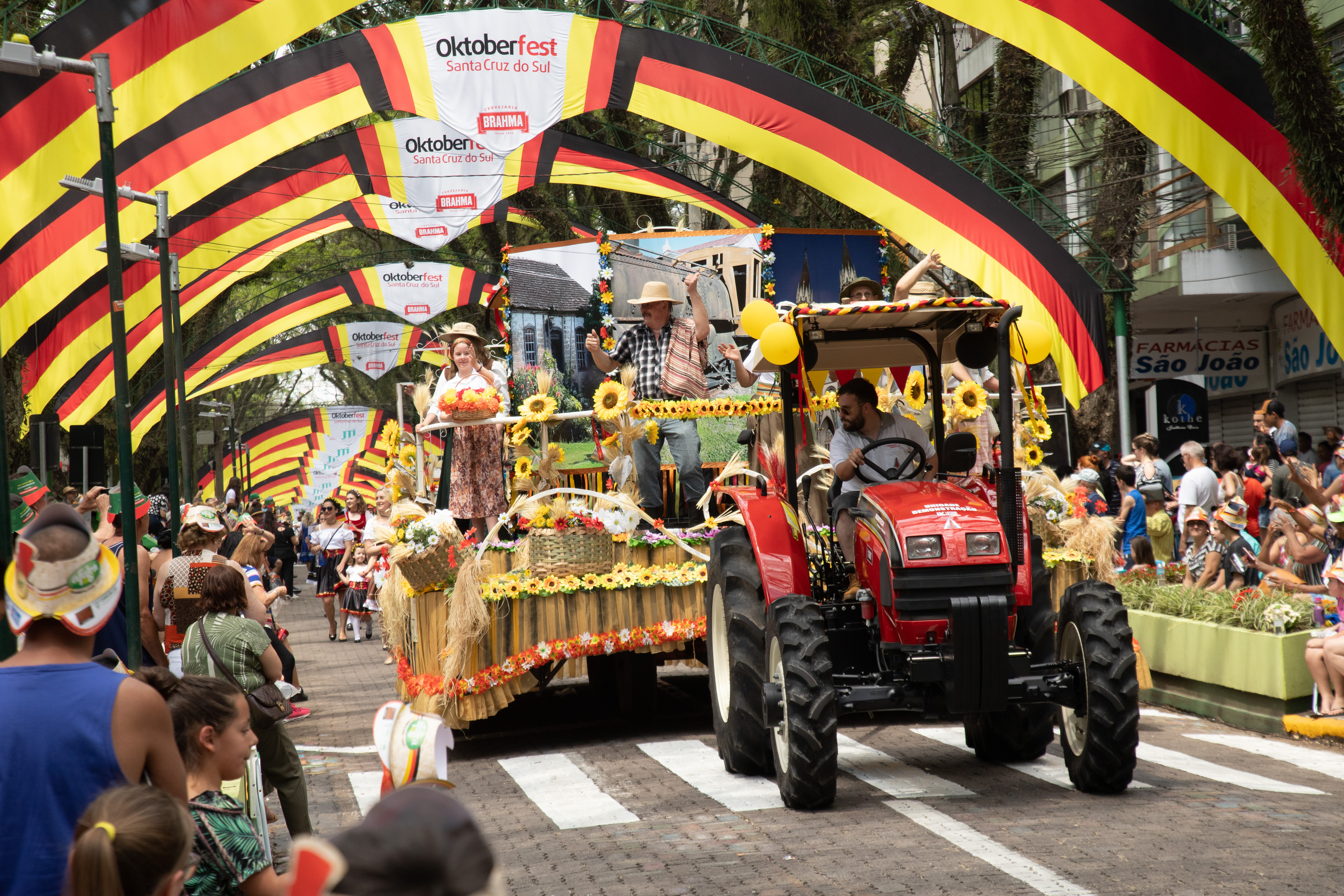 Nesta sexta acontecem os últimos shows nacionais com Marília Mendonça e Dilsinho. E na manhã de domingo acontece o desfile temático, a partir das 10h30