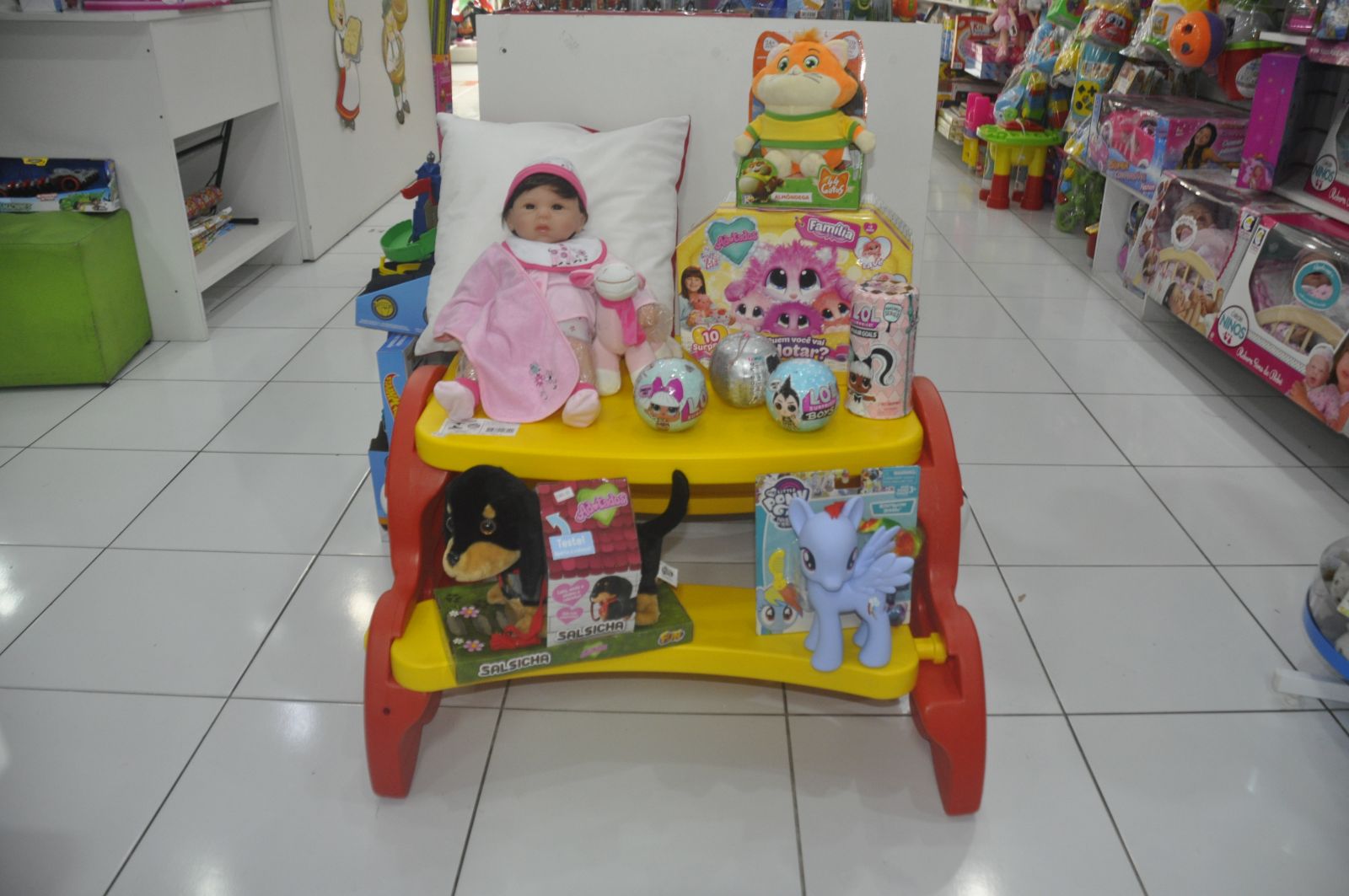 Todos os tipos de bonecas e pelœcias est‹o na Edinete