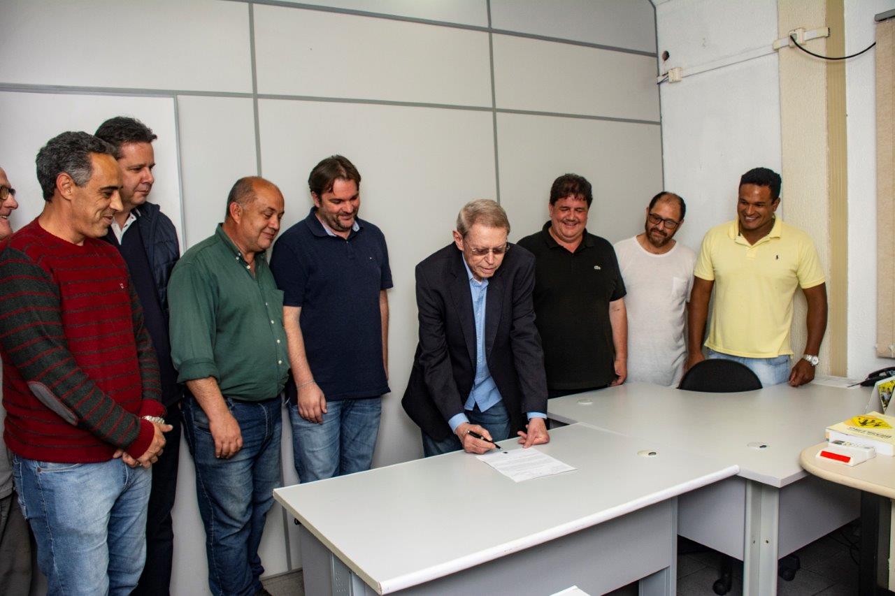 Prefeito Telmo Kirst assinou os editais nesta quinta-feira, 17