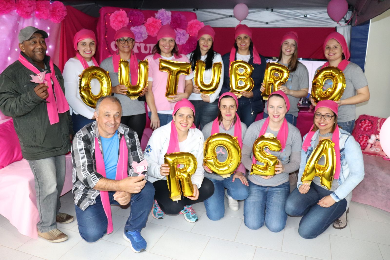 Equipe da Secretaria de Saúde fez decoração especial para lembrar o mês de prevenção ao câncer de mama