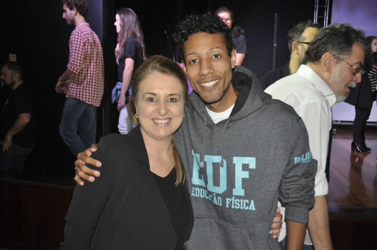 Com a ajuda de Suzana, intérprete de libras, Guilherme acompanhou o festival