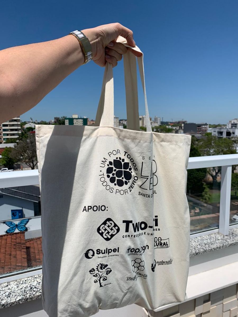 A Semana do Lixo Zero distribuiu aos santa-cruzenses 100 sacolas de pano