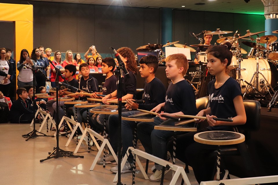 Grupo composto por 15 bateristas, acompanhado de banda e coral, fez o show de abertura dos eventos