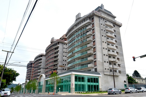 Os visitantes têm acesso ao empreendimento pela Rua Borges de Medeiros no valor de R$ 10,00 com estacionamento incluso