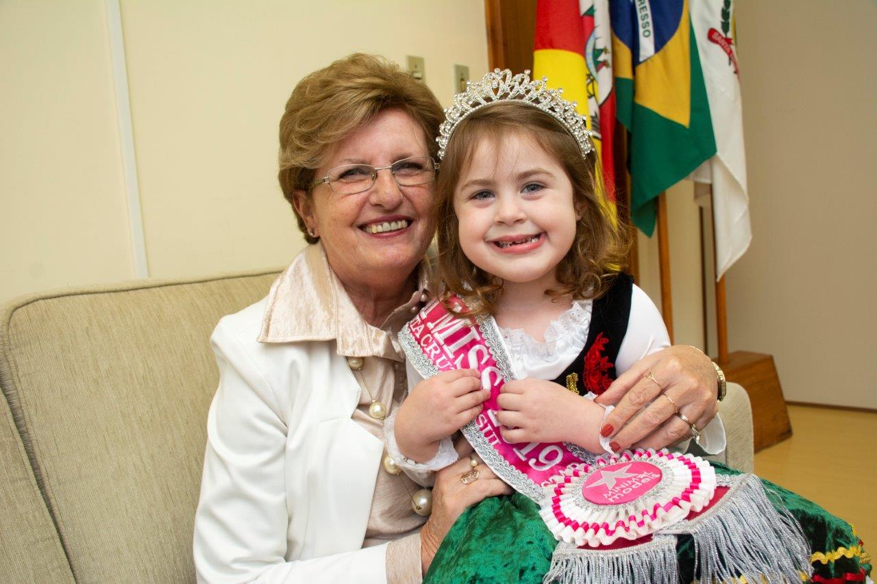 Nicole recebeu das mãos da vice-prefeita Helena Hermany, a faixa de Mini Miss Santa Cruz Star
