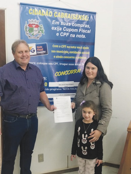 A ganhadora Aline Belladona com o vice-prefeito Larri Schoenfeldt 