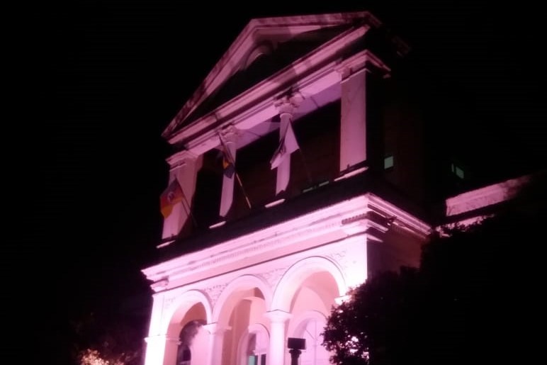 O palacinho da Prefeitura Municipal está com as cores da campanha 