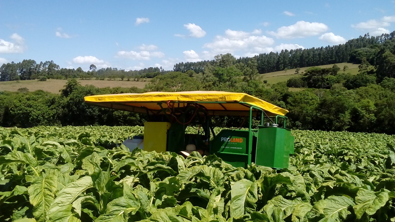 Um ve’culo adaptado auxilia o trabalho dos orientadores agr’colas circulando entre as propriedades rurais