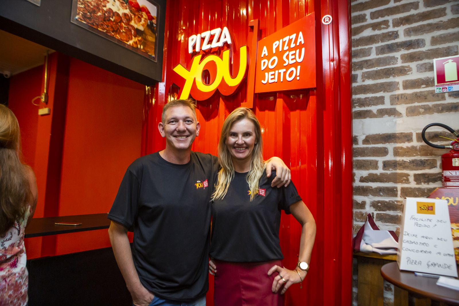 Daniele Dummer e Jeferson Gerhardt, proprietários da PizzaYOU em Santa Cruz