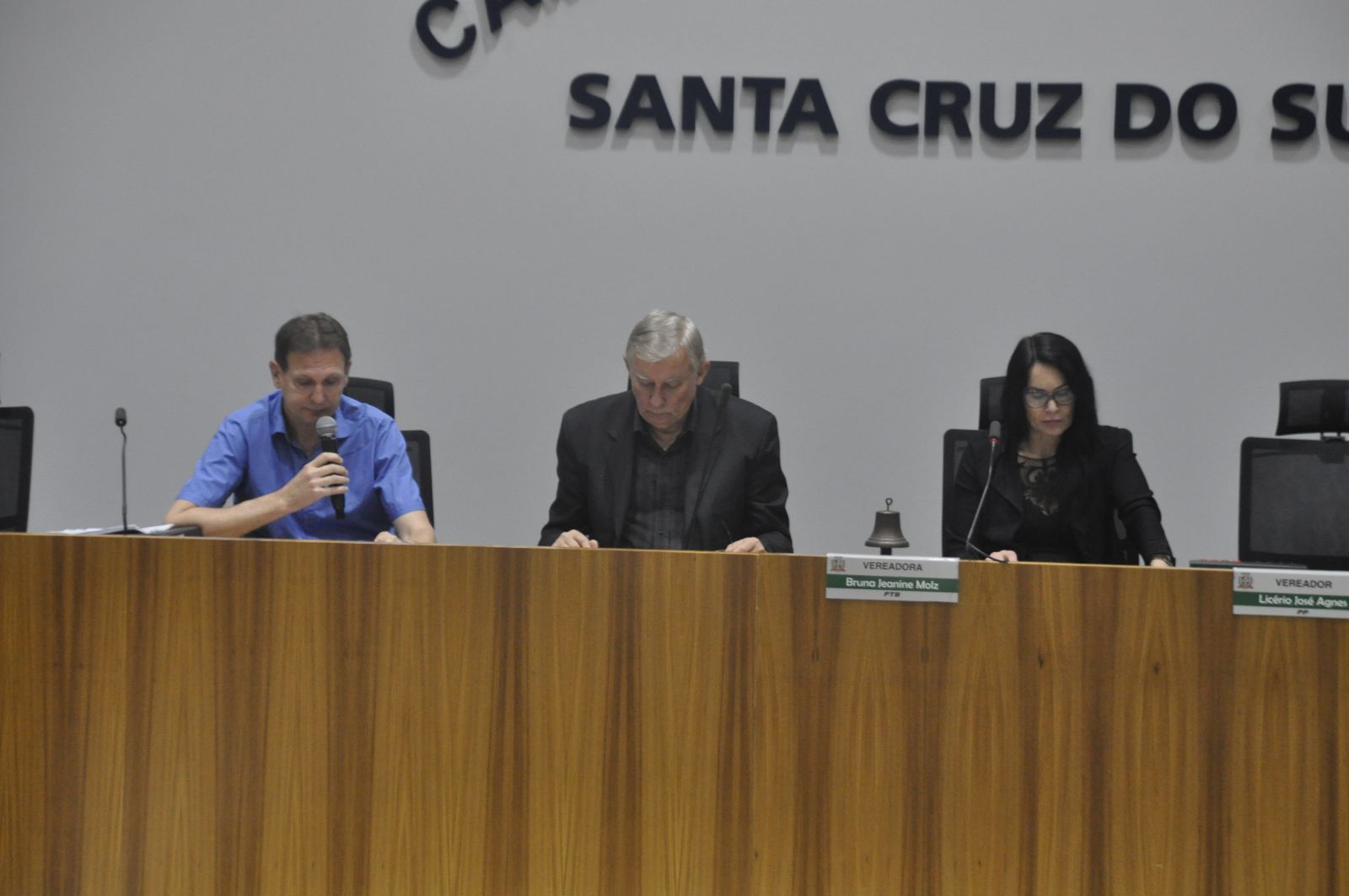 Contador André Weigel (à esquerda) detalhou receitas e despesas do município neste ano