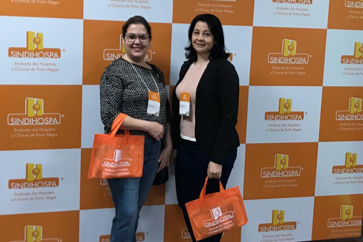 Gerente de hotelaria e serviços do Hospital Santa Cruz (HSC), Neijan Ercolani Konzen, e a coordenadora de higienização e lavanderia da Instituição, Jossani Rehbein de Castro