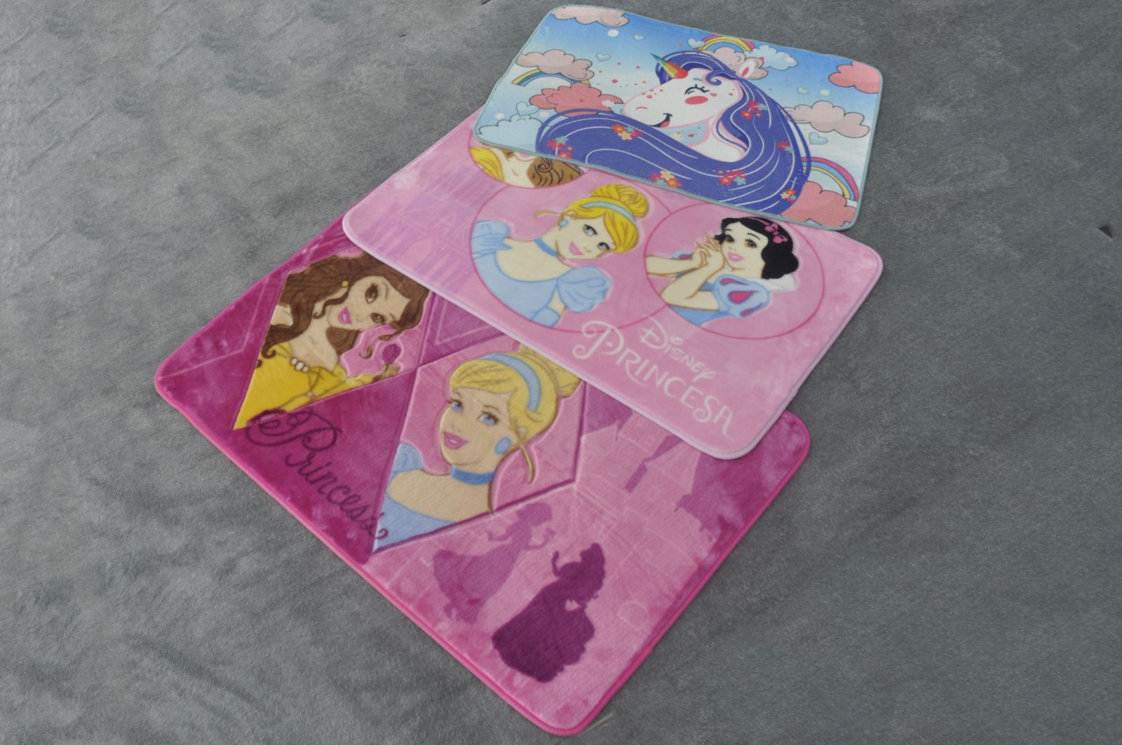 Tapetes de princesas e estampas femininas s‹o um dos destaques