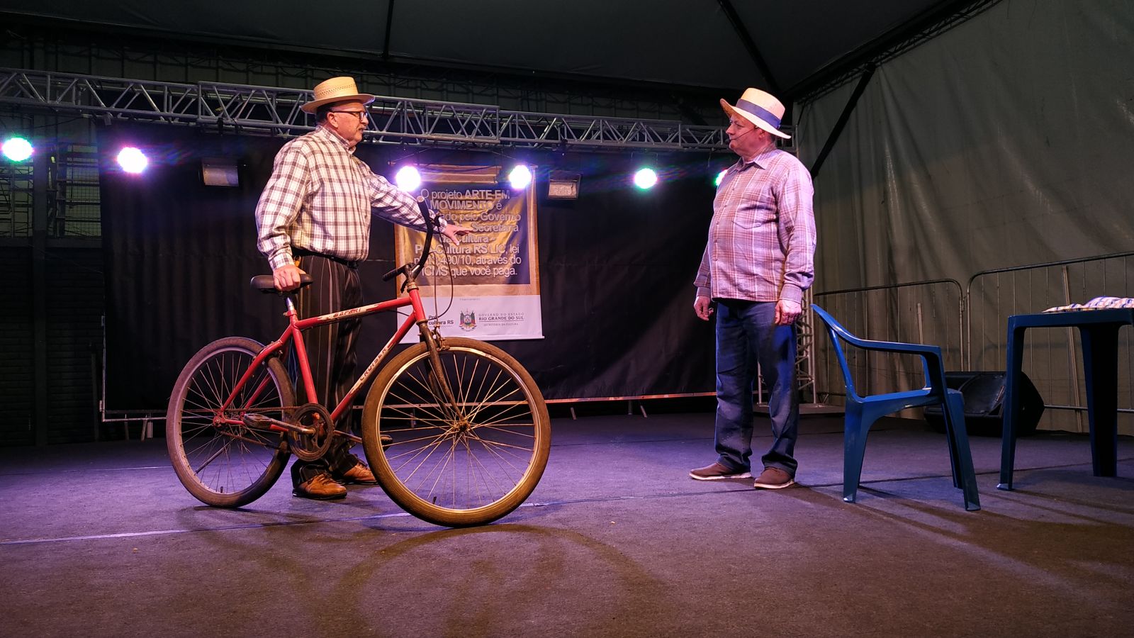 Dupla Hanz e Helmuth encenou uma peça teatral em alemão