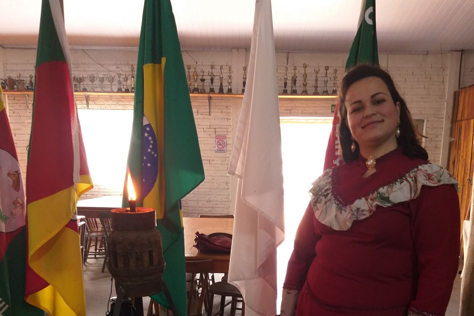 Ana Paula Cardoso: 'a poesia está em tudo, no ar que a gente respira, nas folhas das árvores, no brilho do sol, na chuva'