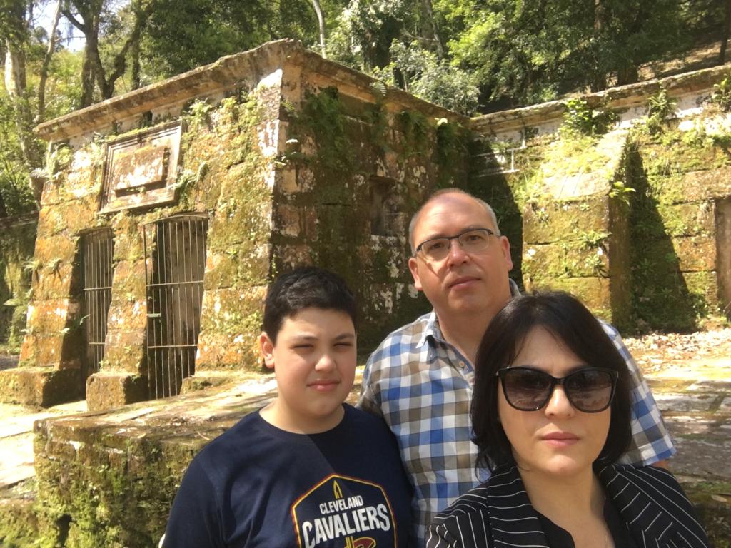 Andreas e sua fam’lia em visita ˆ Gruta dos êndios