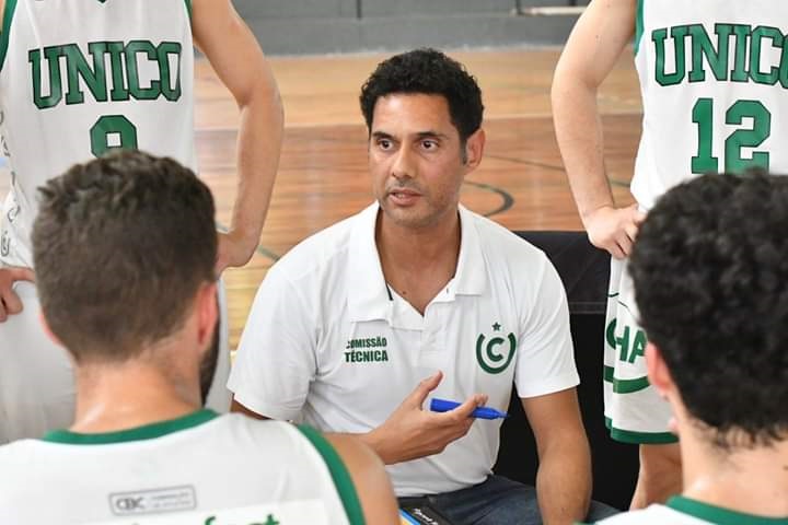 Athos Calderaro, tŽcnico de basquete do Uni‹o Corinthians