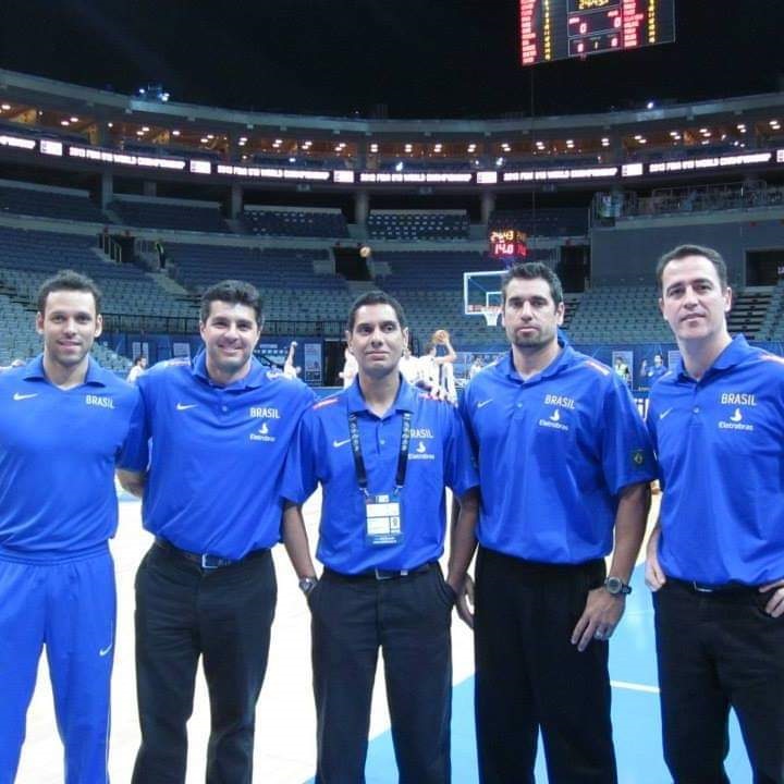 Ao centro na foto, Athos integrou comiss‹o tŽcnica da Sele‹o Brasileira