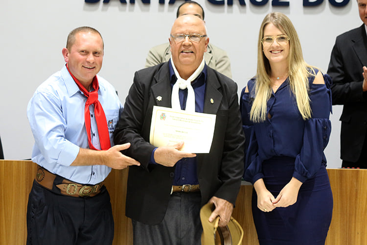 Ibani Bicca recebeu homenagem na C‰mara de Vereadores de Santa Cruz