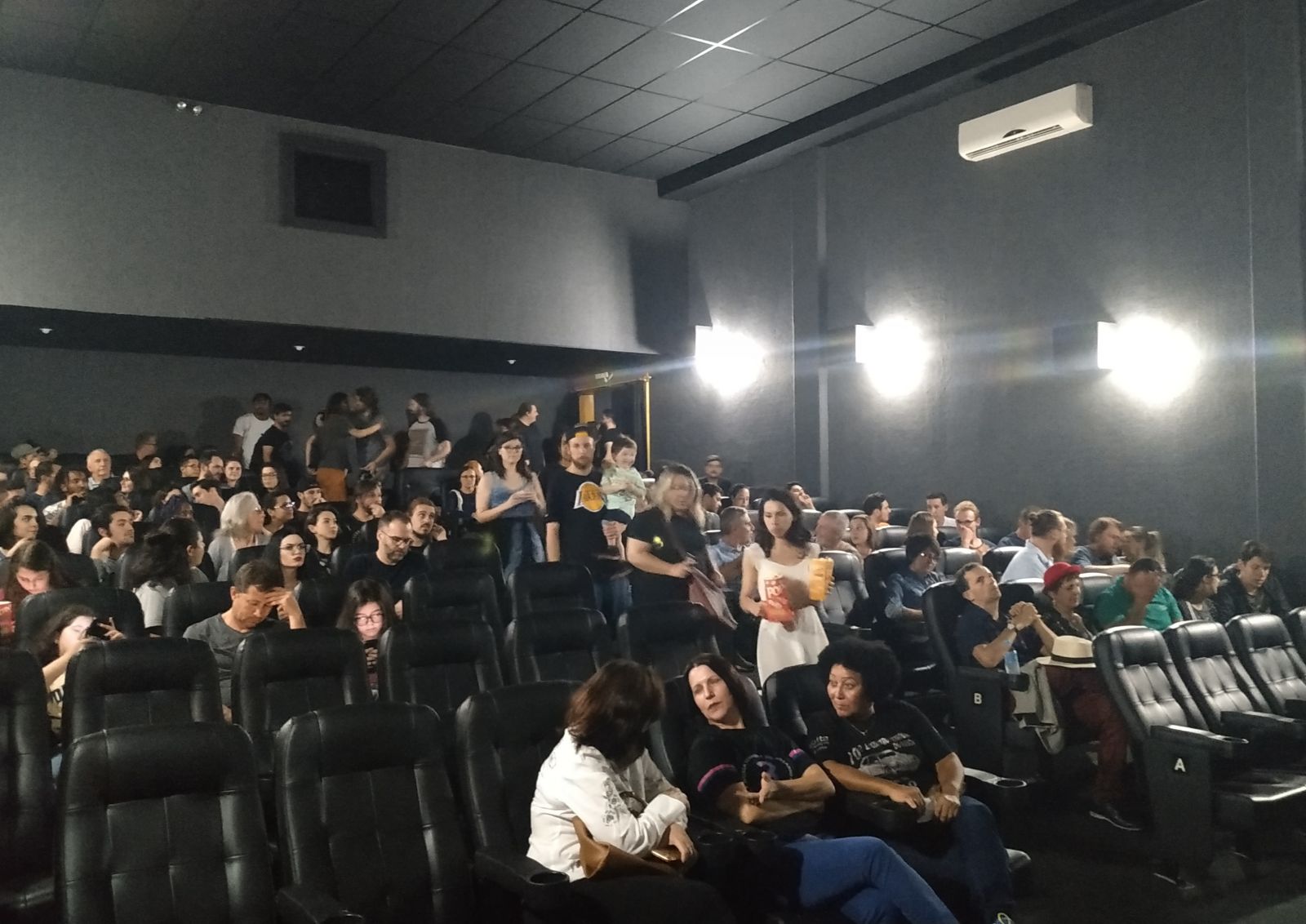 Enquanto a sala já era lotada, uma fila enorme esperava do lado de fora