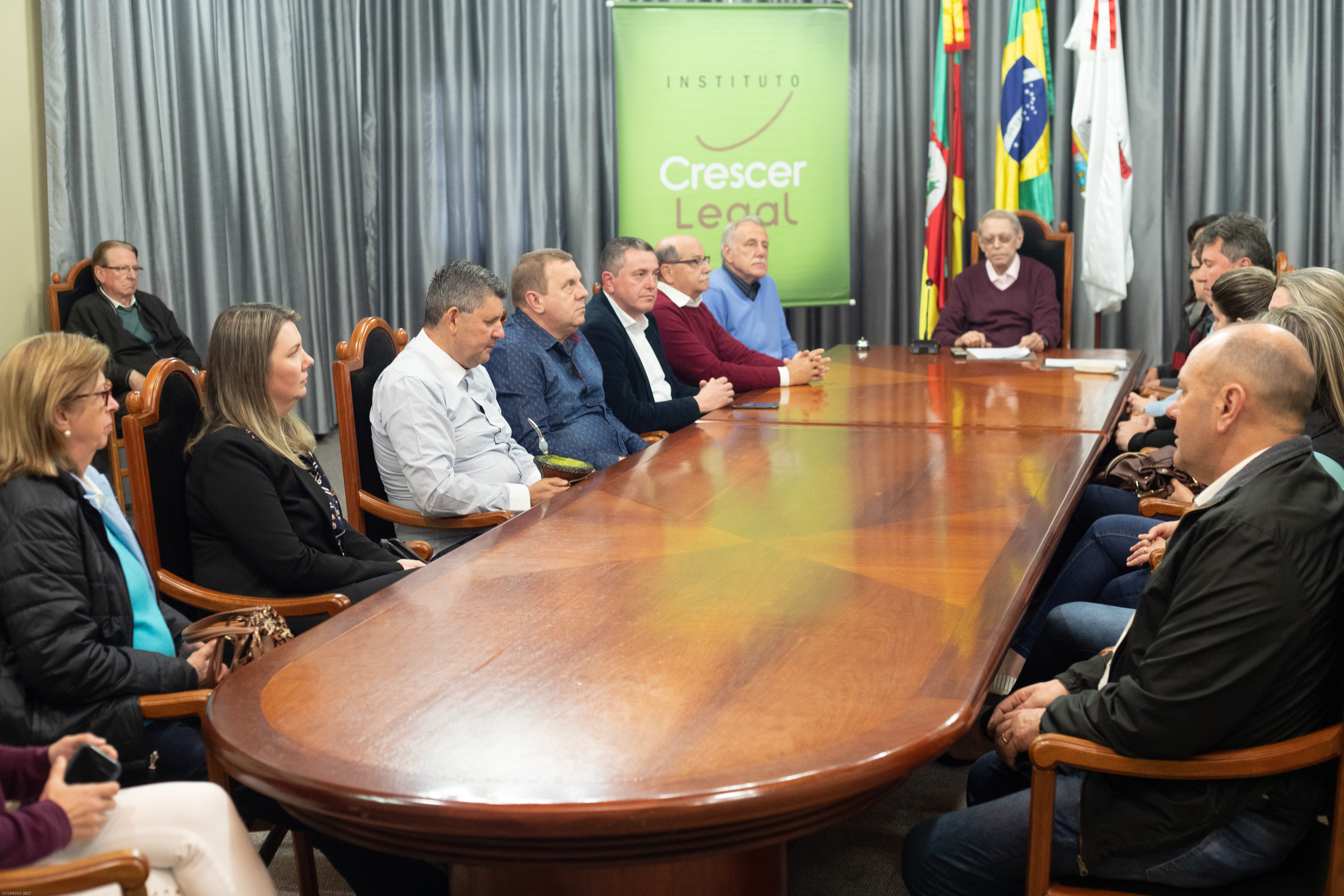 Executivo e legislativo se reuniram no Salão Nobre do Palacinho para a assinatura do termo