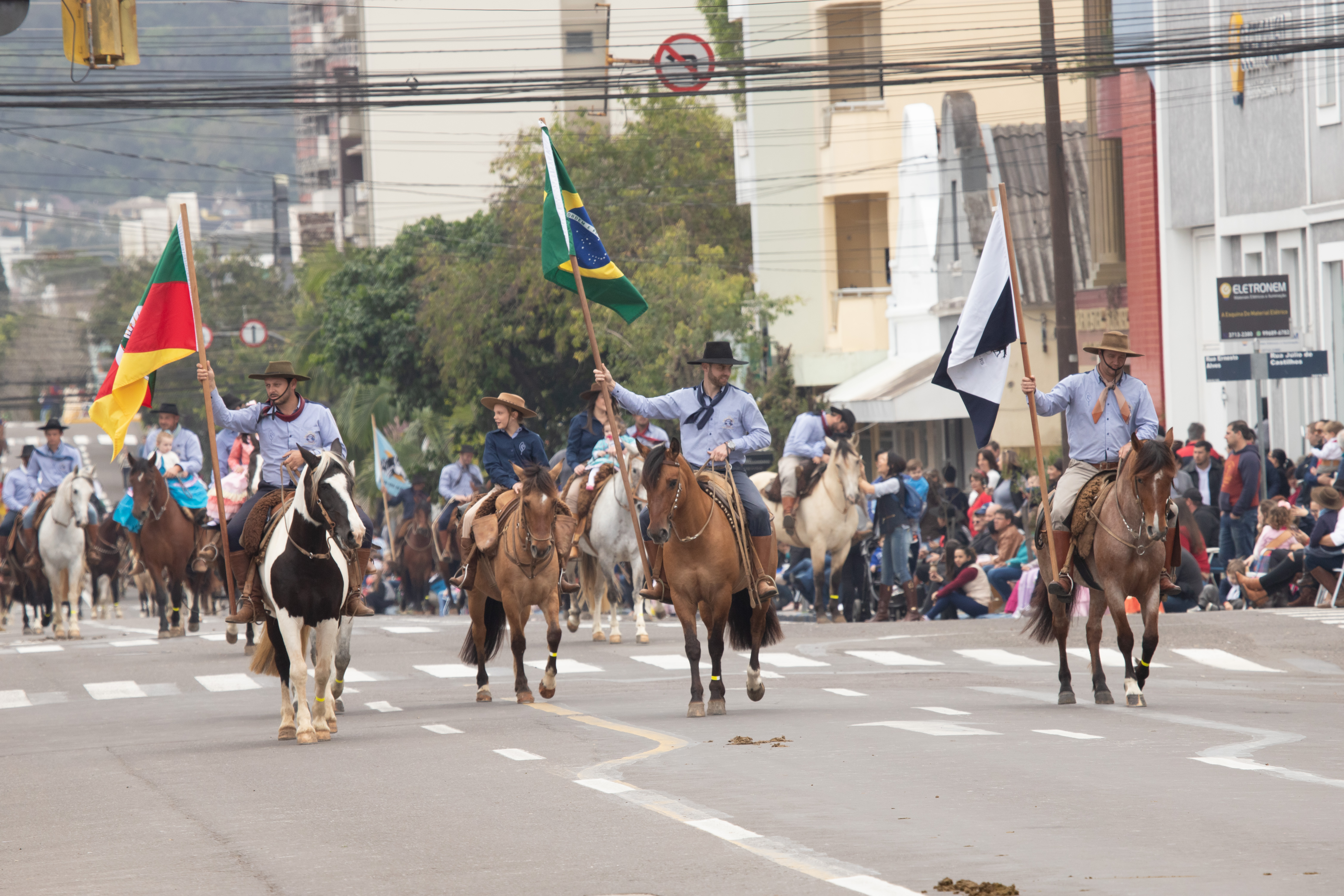 Desfile a cavalo das entidades fechou a programação da manhã