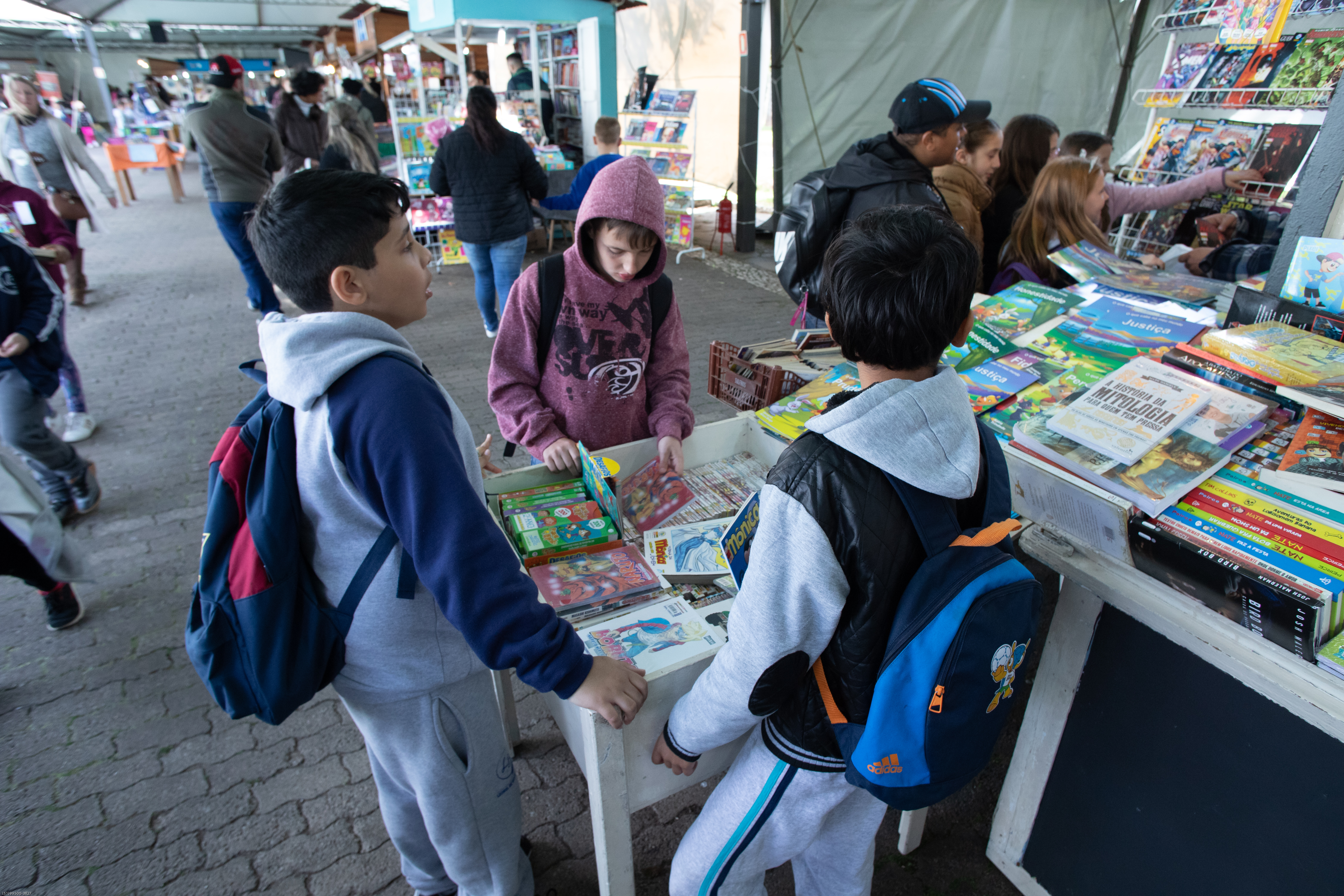 Evento tem lotado a Praça Getúlio Vargas com amantes de livros