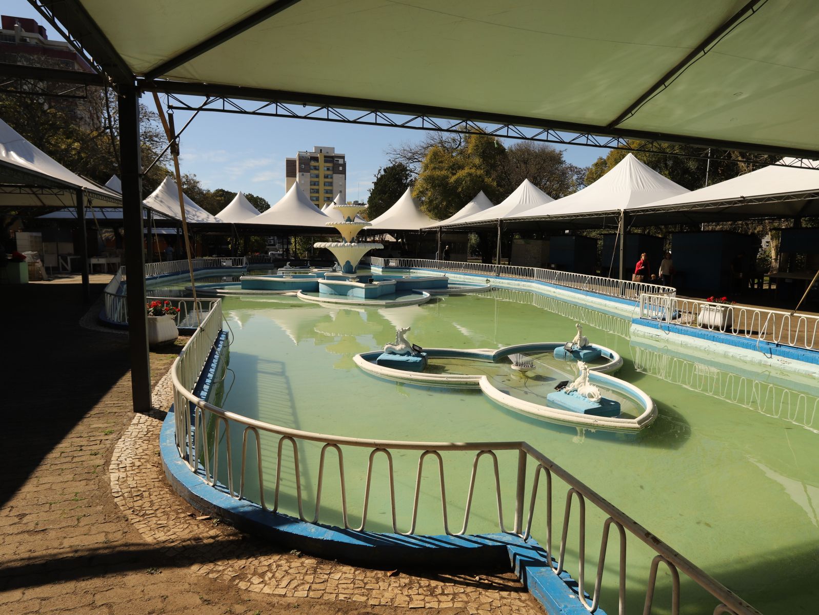 As bancas de livros já estão tomando forma na Praça Getúlio Vargas