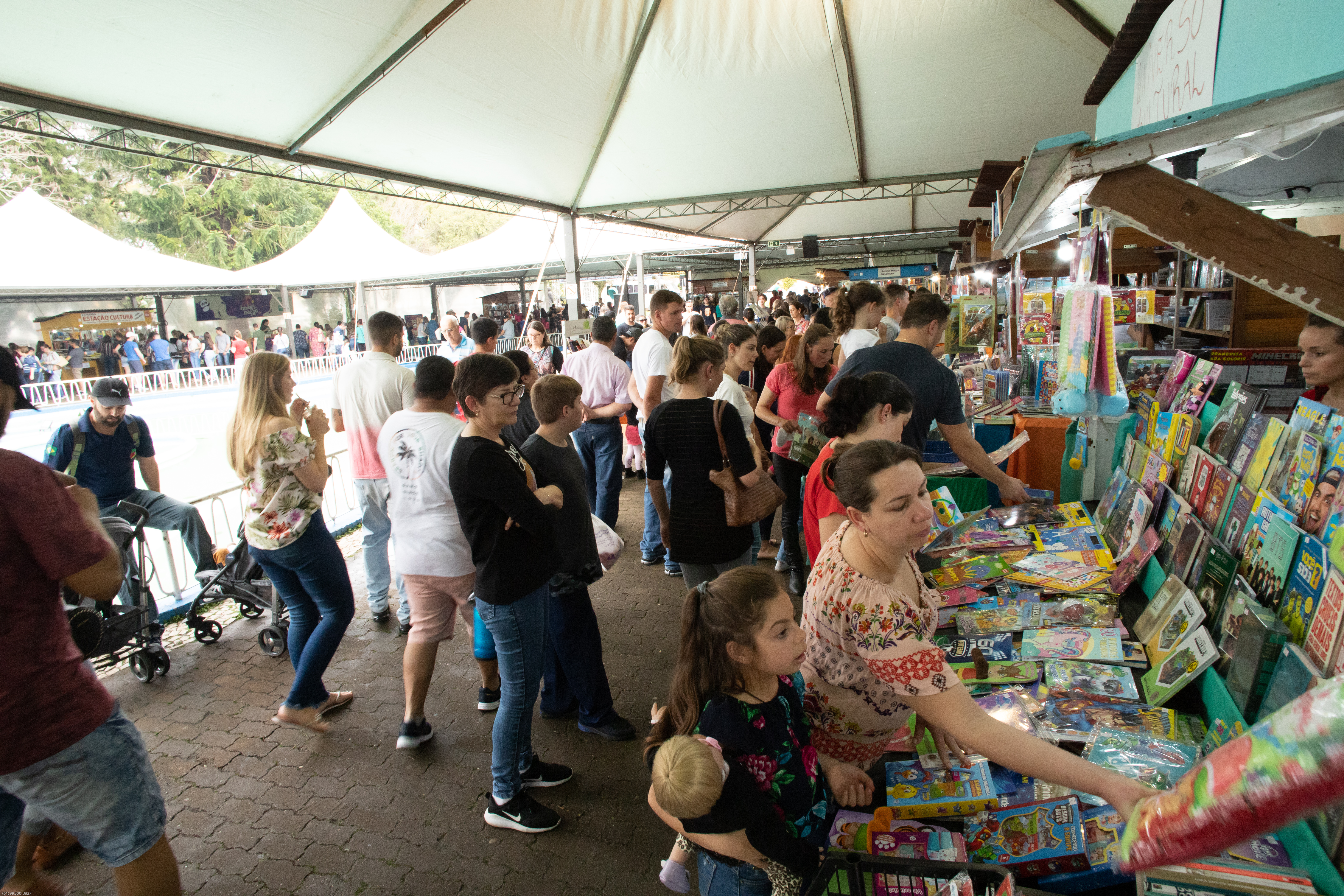Público lotou a Praça Getúlio Vargas para conferir as atrações