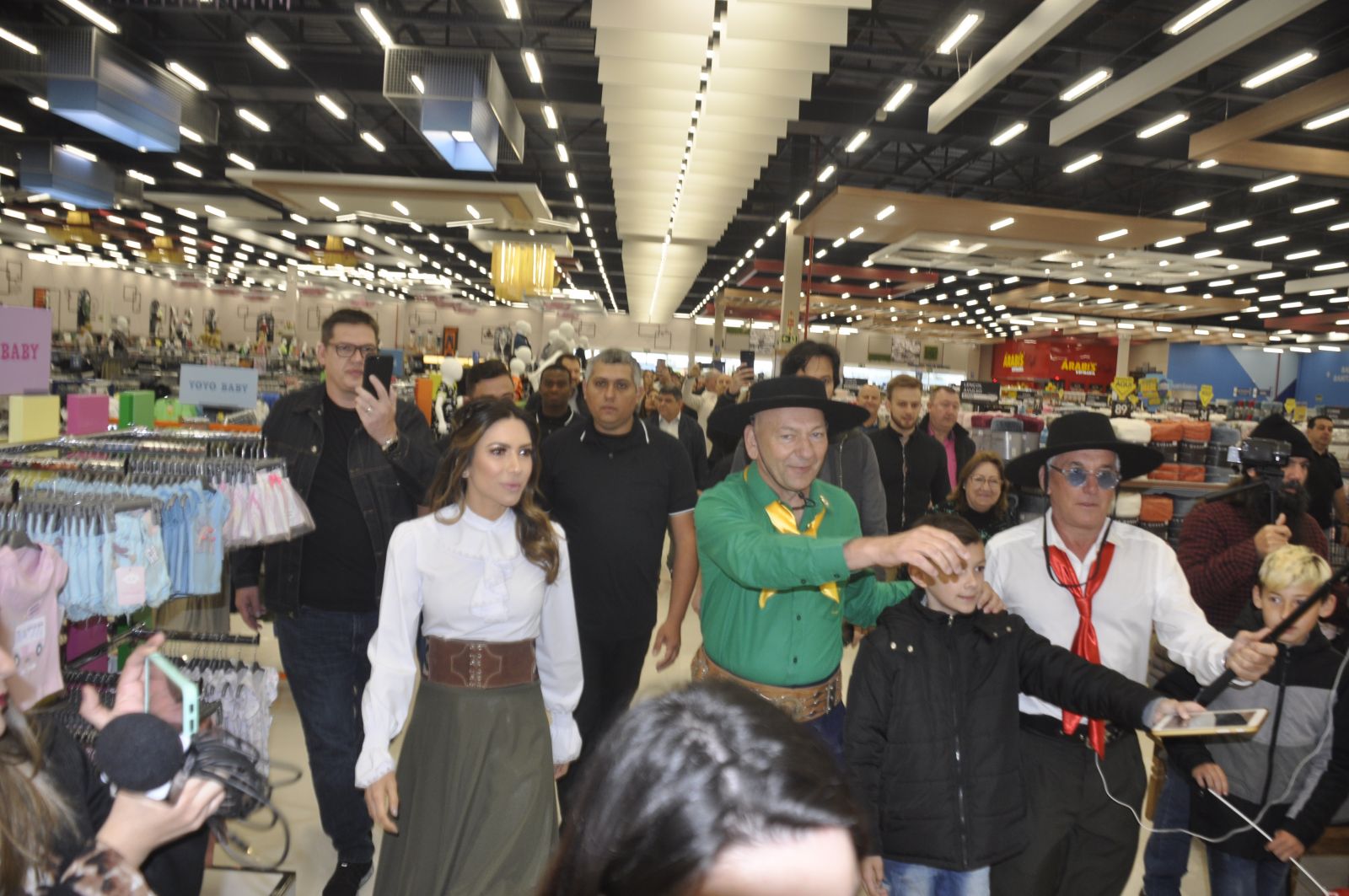 Patrícia Abravanel e Otávio Mesquita acompanharam Luciano Hang no evento
