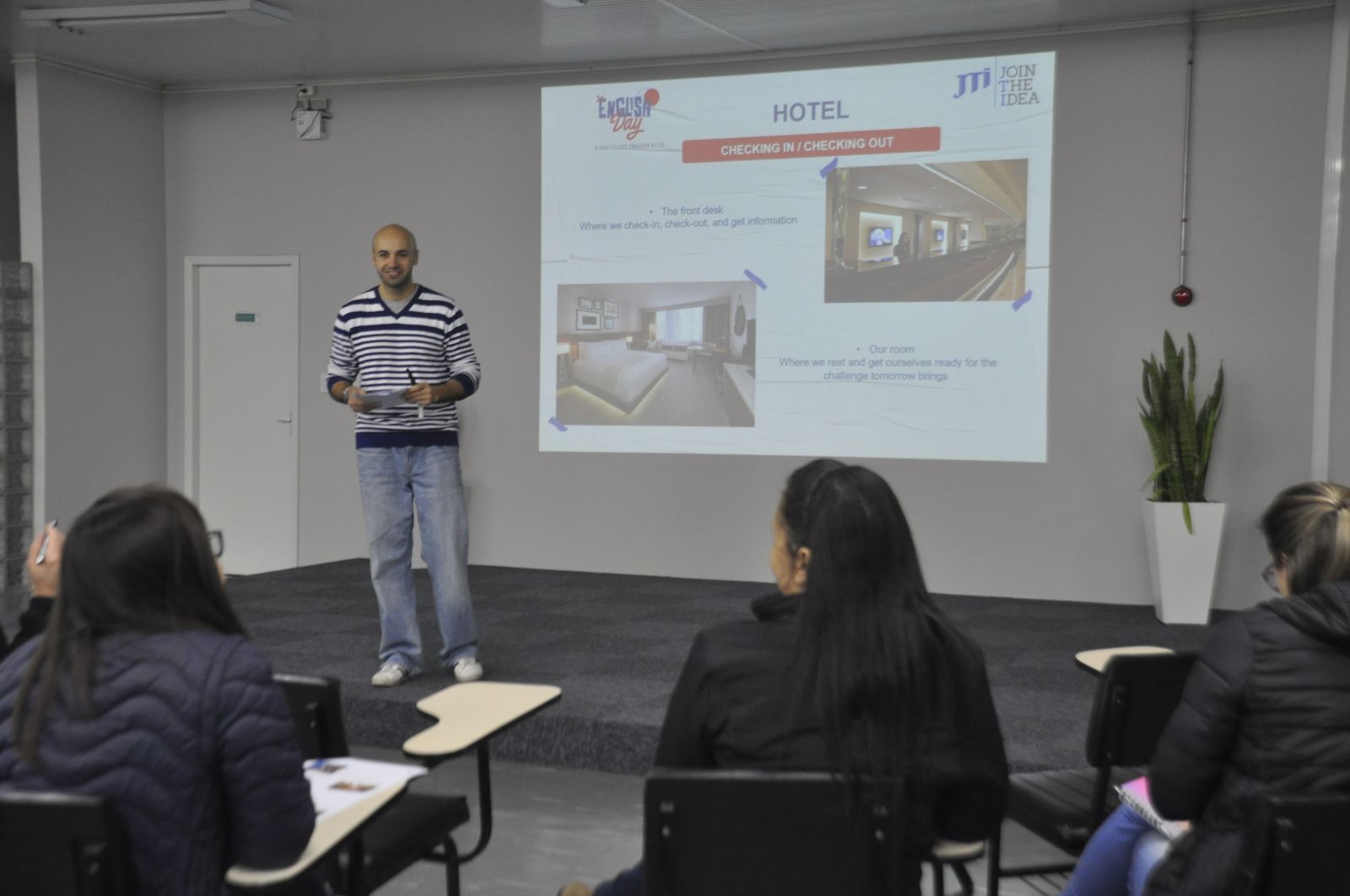 Quatro turmas de inglês básico e intermediário foram ofertadas aos colaboradores