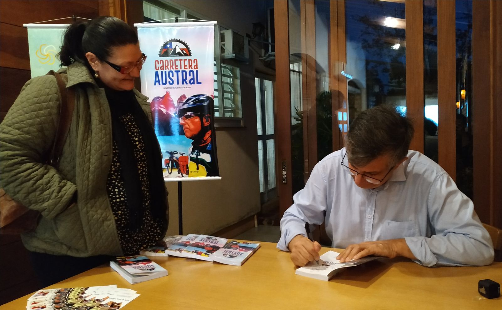 Demétrio recebeu dezenas de leitores no lançamento do livro