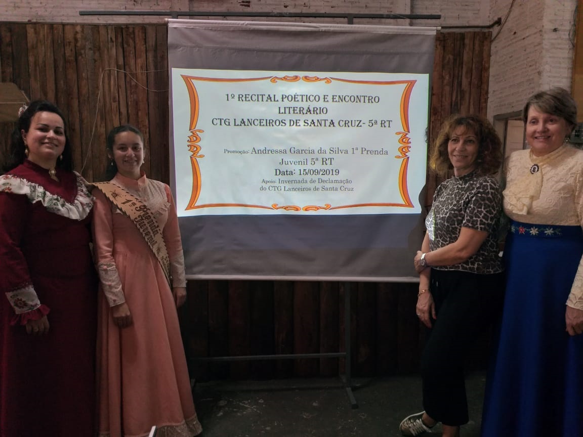 O 1º Recital Poético e Encontro Literário foi uma promoção da 1ª prenda juvenil da 5ª RT, Andressa Garcia da Silva, com o apoio da Invernada de Declamação do CTG Lanceiros de Santa Cruz