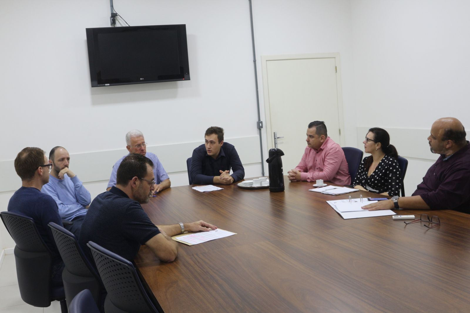 Procuradora geral do município, o secretário de Administração e profissionais do setor de fiscalização participaram da reunião