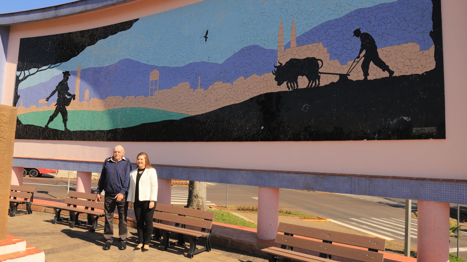 Na foto est‡ Ilgo Emmel abaixo de sua figura, ao lado est‡ Vera Gorete Hermes, abaixo da imagem de seu pai Henrique Funk