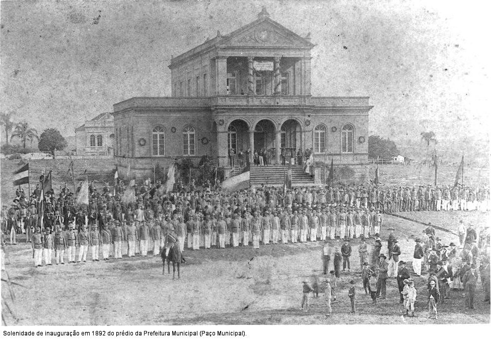 No final de maro de 1889 Ž ent‹o inaugurada a Intendncia Municipal, na Praa do Carvalho (atual Praa da Bandeira)