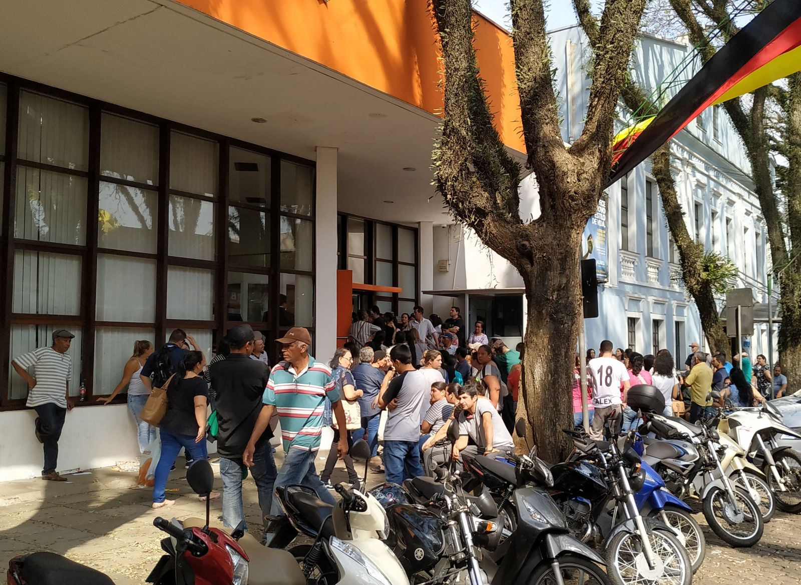 No início da tarde a fila já não dobrava a quadra, mas ainda ocupava a rua