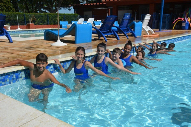 Aulas de natação são oferecidas às crianças na AABB através do projeto Pequenos Campeões