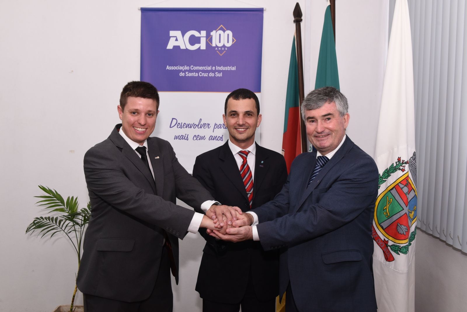 Lucas Rubinger (centro) e os eleitos (e) Gabriel Borba e Cesar Cechinato: continuidade nas ações