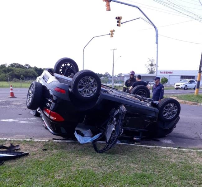 Ecosport acabou capotando após colidir com Spacefox em frente à Estação Rodoviária