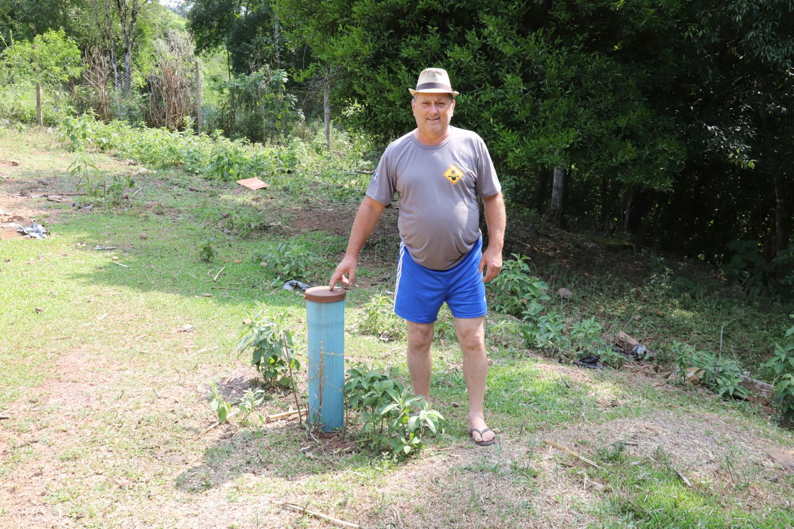 Abílio Gralow mostrou o poço artesiano construído em 2016 na localidade