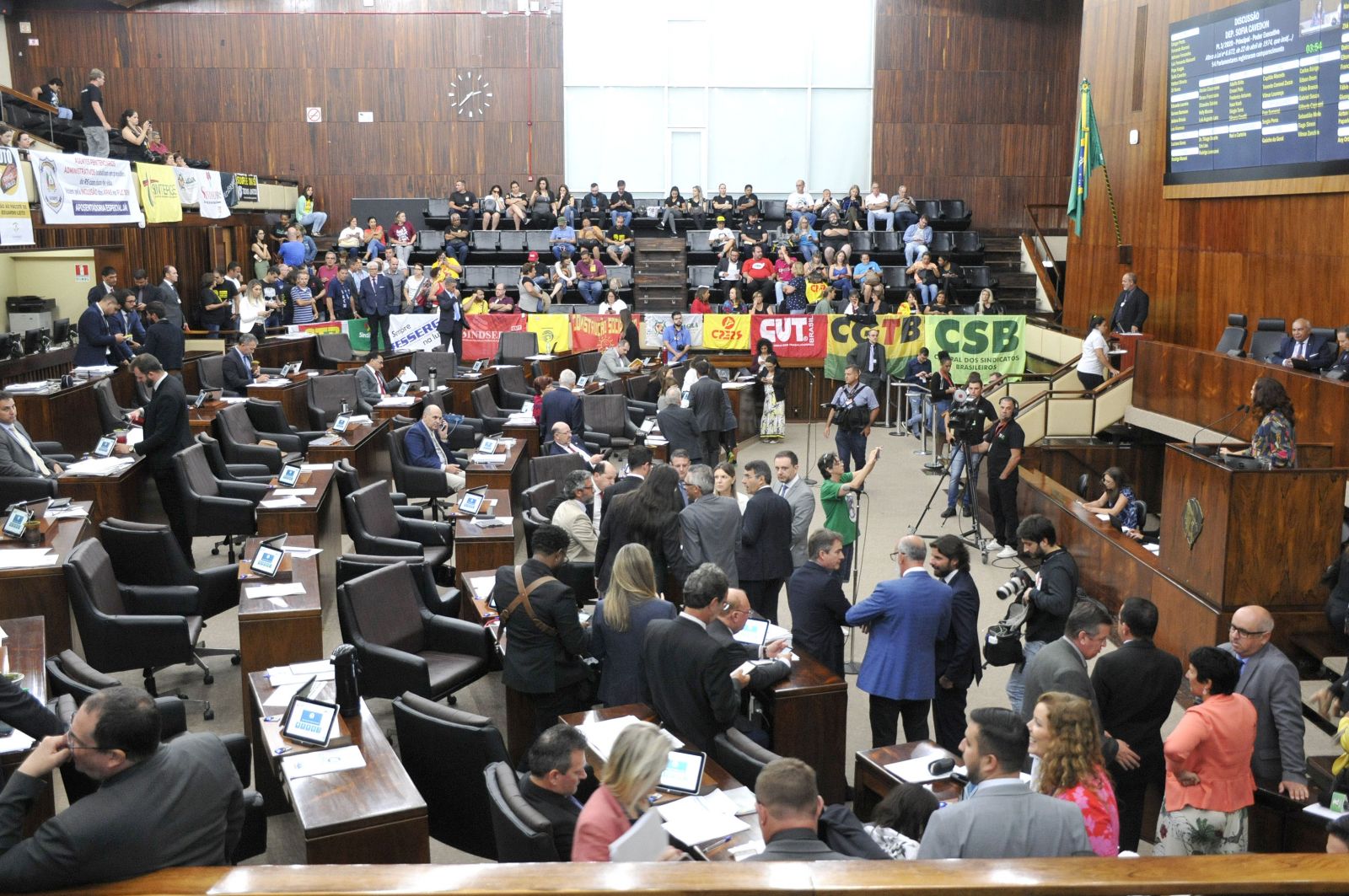 Oito projetos estão sendo votados, sendo seis PLs (projetos de lei), um projeto de lei complementar e uma proposta à Constituição. A sessão de votação teve início na tarde do dia 28, e se estende até hoje