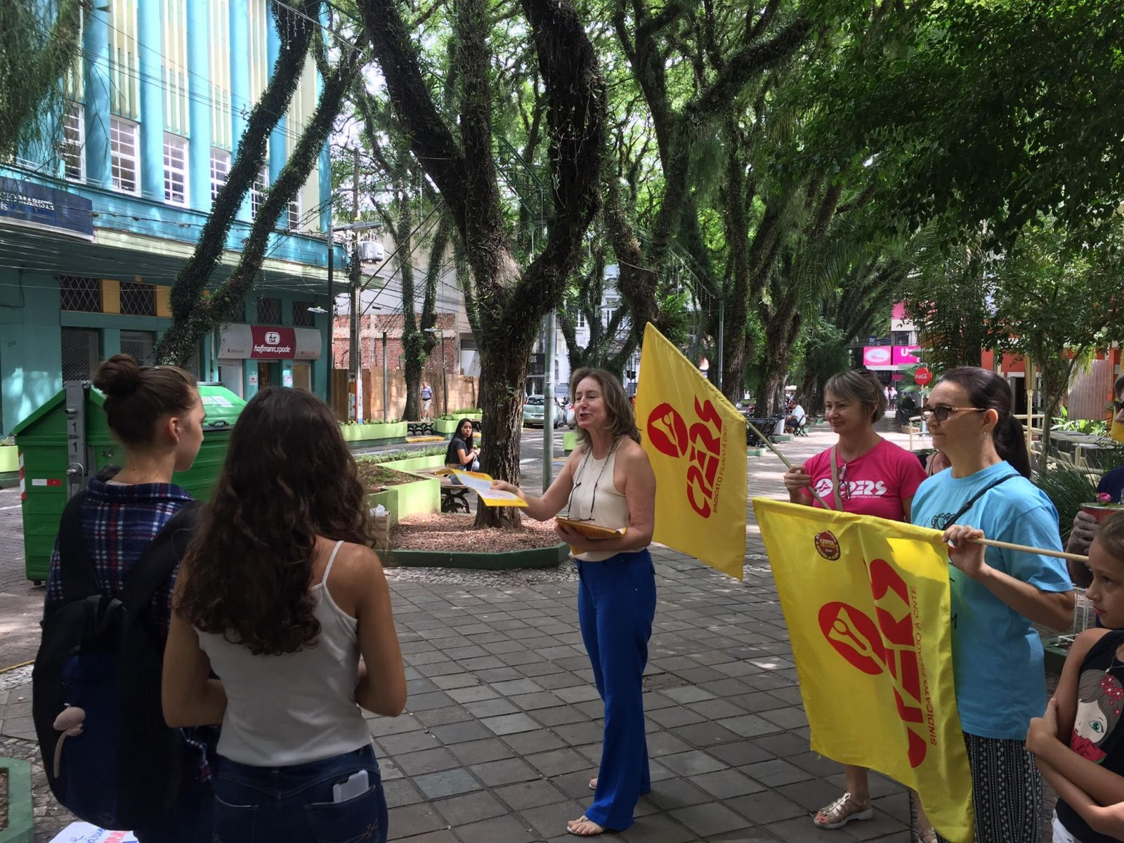 Ação realizada na Praça Getúlio Vargas, teve como objetivo conscientizar a população sobre o novo pacote proposto pelo governador