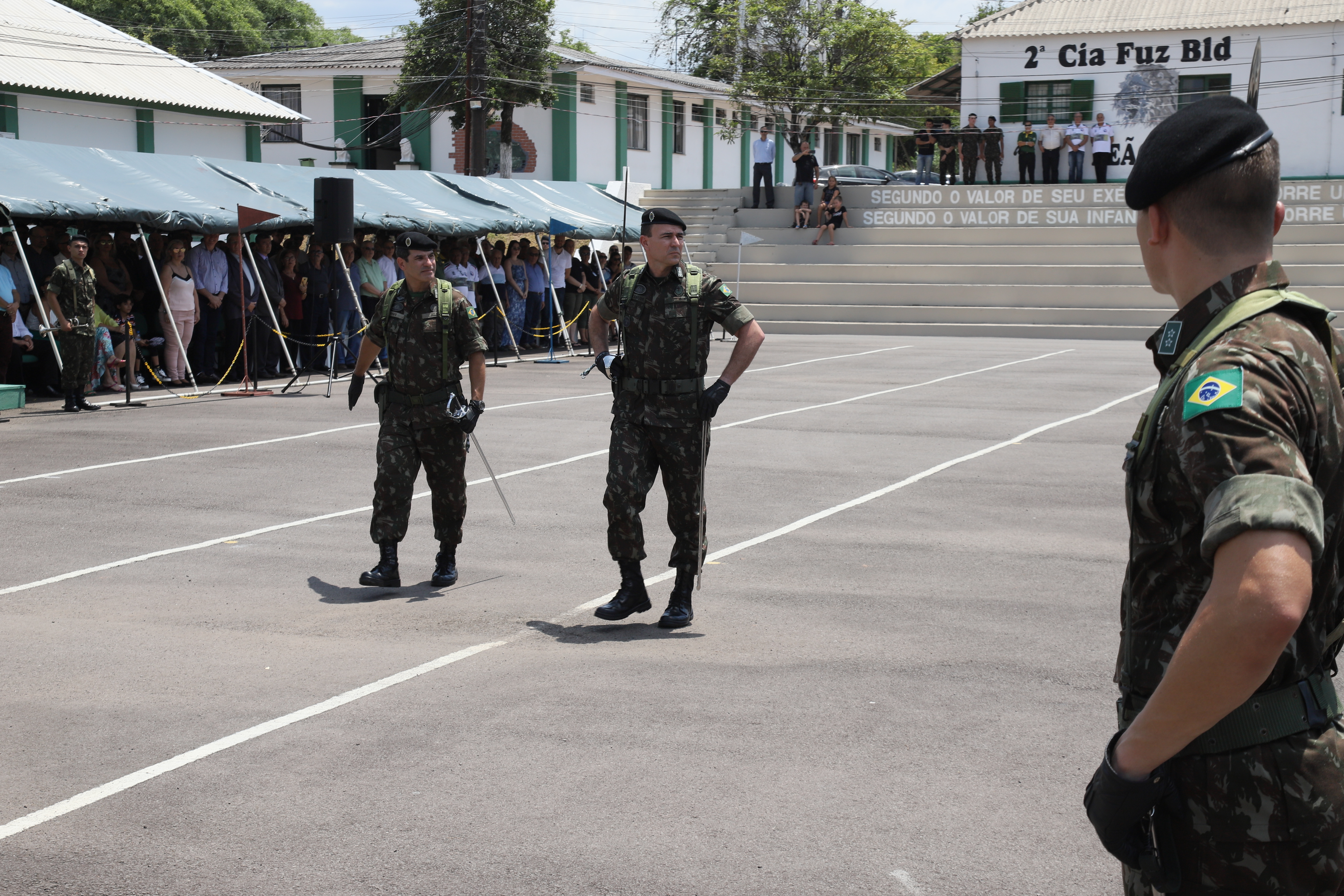 Coronel Fernando Barcellos da Rosa (centro) revista a tropa acompanhado do ex-comandante, coronel Cristian Augusto dos Santos Cravo (à esquerda). Solenidade militar para troca de comando ocorreu no regimento Gomes Carneiro
