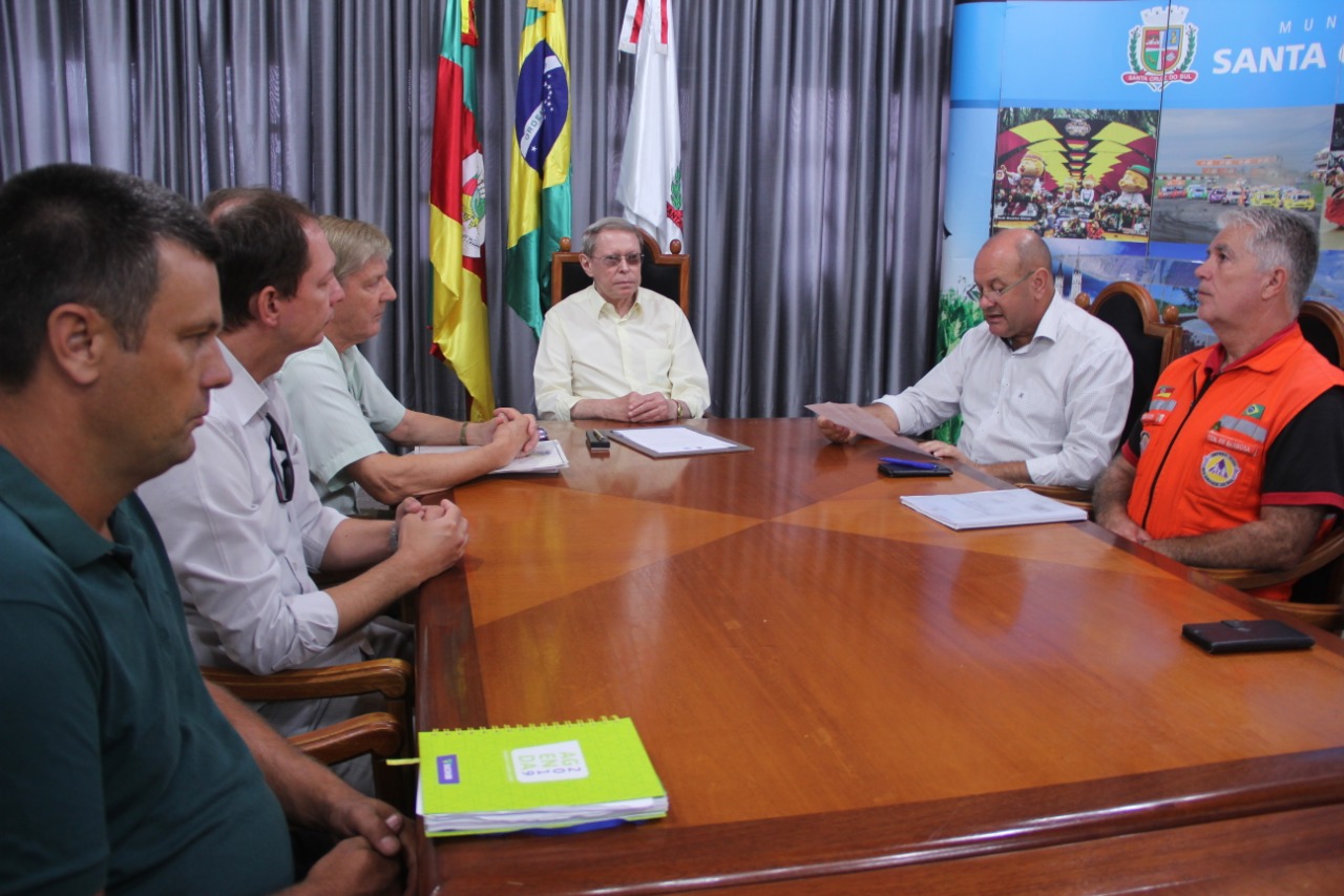 Prefeito Telmo Kirst assinou decreto de emergência na manhã da última quarta, 8, durante reunião do conselho agropecuário no Palacinho