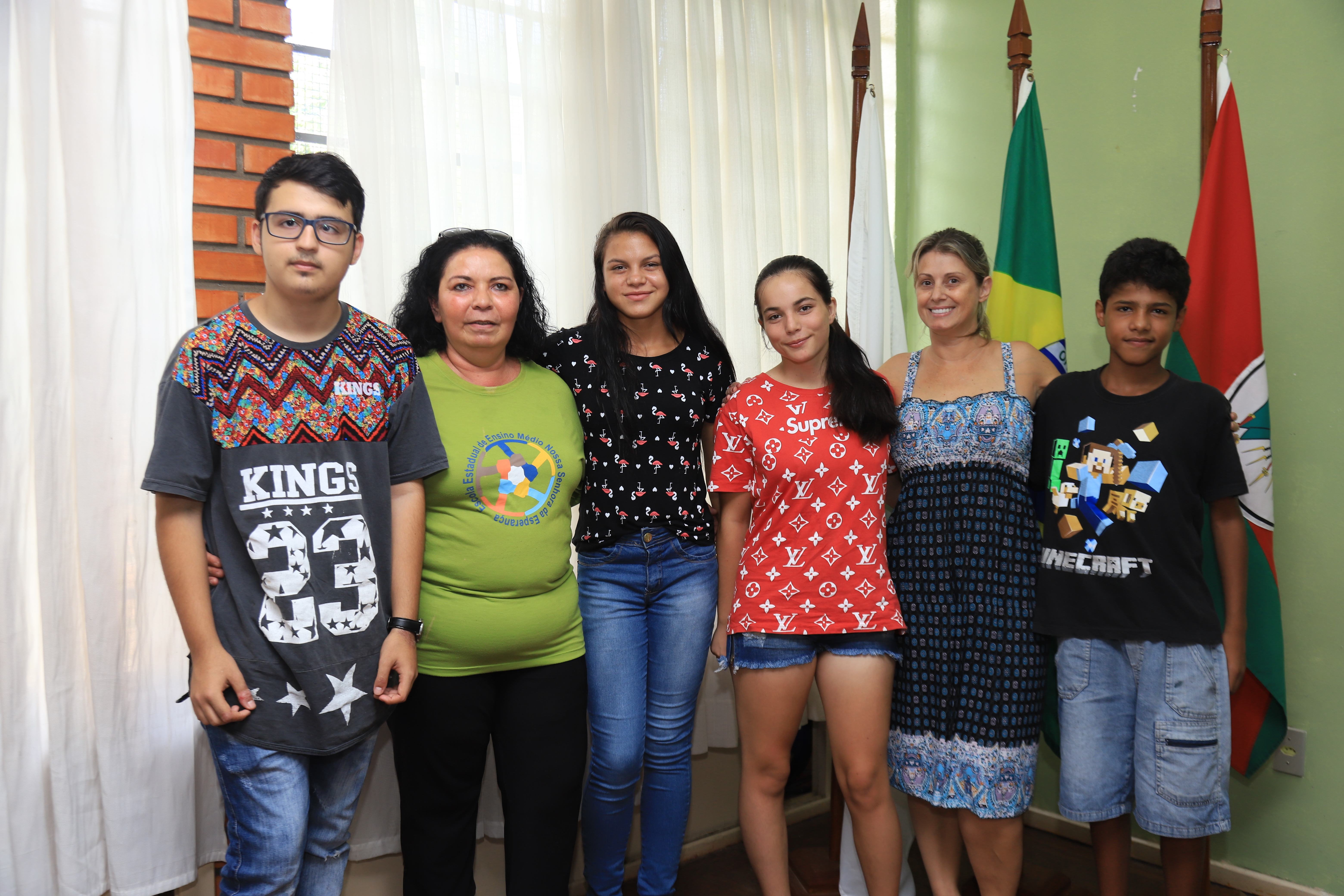 Professora Mara, diretora Cristiane e alunos da Escola Estadual Nossa Senhora da Esperança destacam projeto que está selecionado entre 350 trabalhos para o Prêmio Professor Transformador, realizado pela Base2Edu, de São Paulo