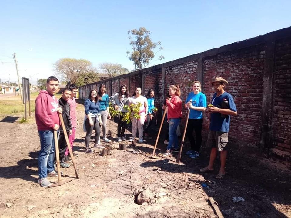Alunos e comunidade realizaram limpeza de lixão e plantaram árvores na frente da escola, sendo uma das atividades do projeto Meio Ambiente, humanidade, tecnologia e empreendedorismo