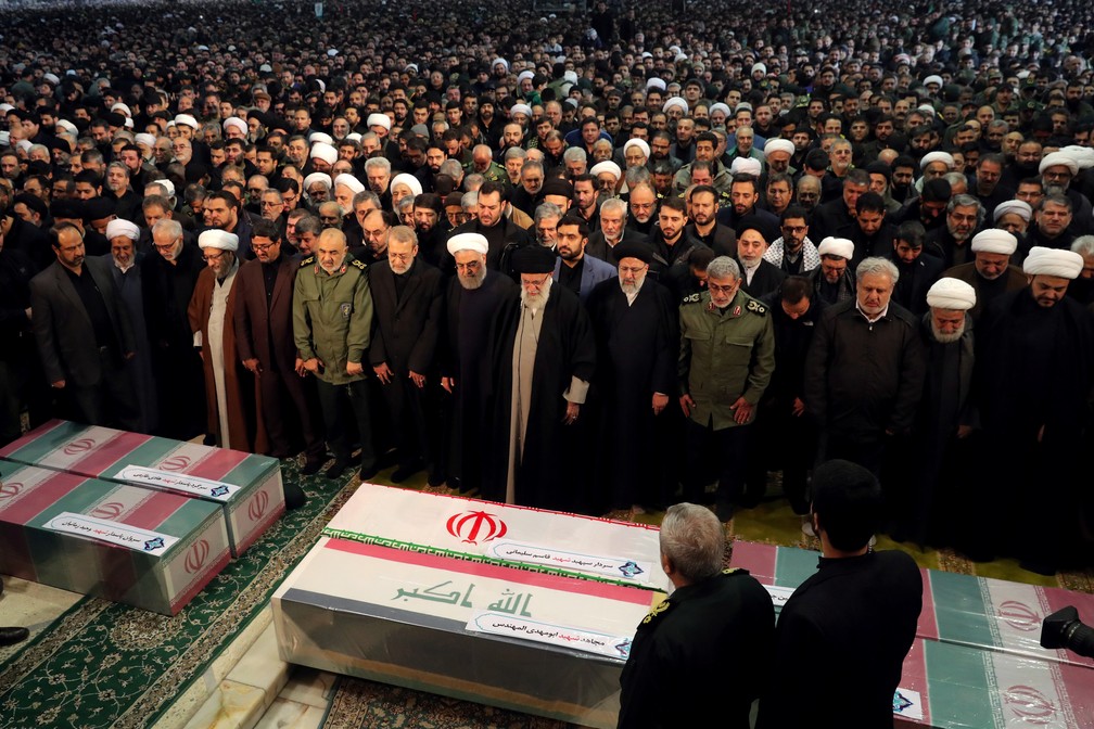 Aiatolá Ali Khamenei (ao centro) participou do funeral de Soleimani em Teerã